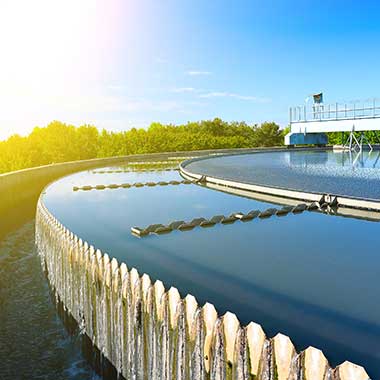 Dieses Absetzbecken verlangsamt den Durchfluss des Abwassers, damit sich Schwebstoffe absetzen können.