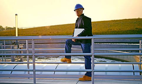 Abwassertechniker auf einer kommunalen Kläranlage bei der Prüfung und Behandlung von Abwasser